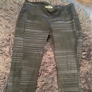 Old Navy Gray Striped Capri Active Leggings XL